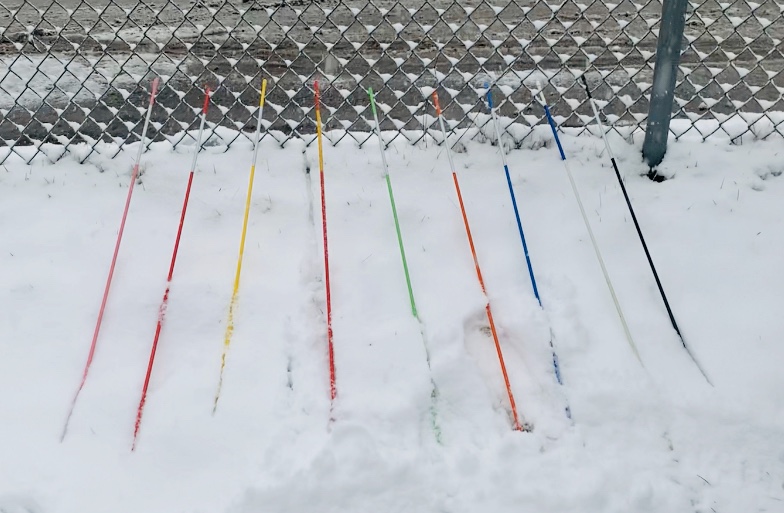 snow stakes visibility, driveway markers color against snow 